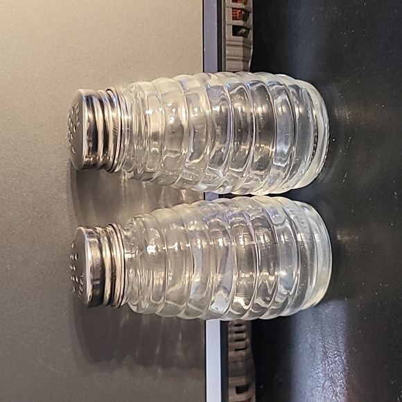 Vintage Beehive Pattern Glas Salt & Pepper Shakers - Picture 1 of 8